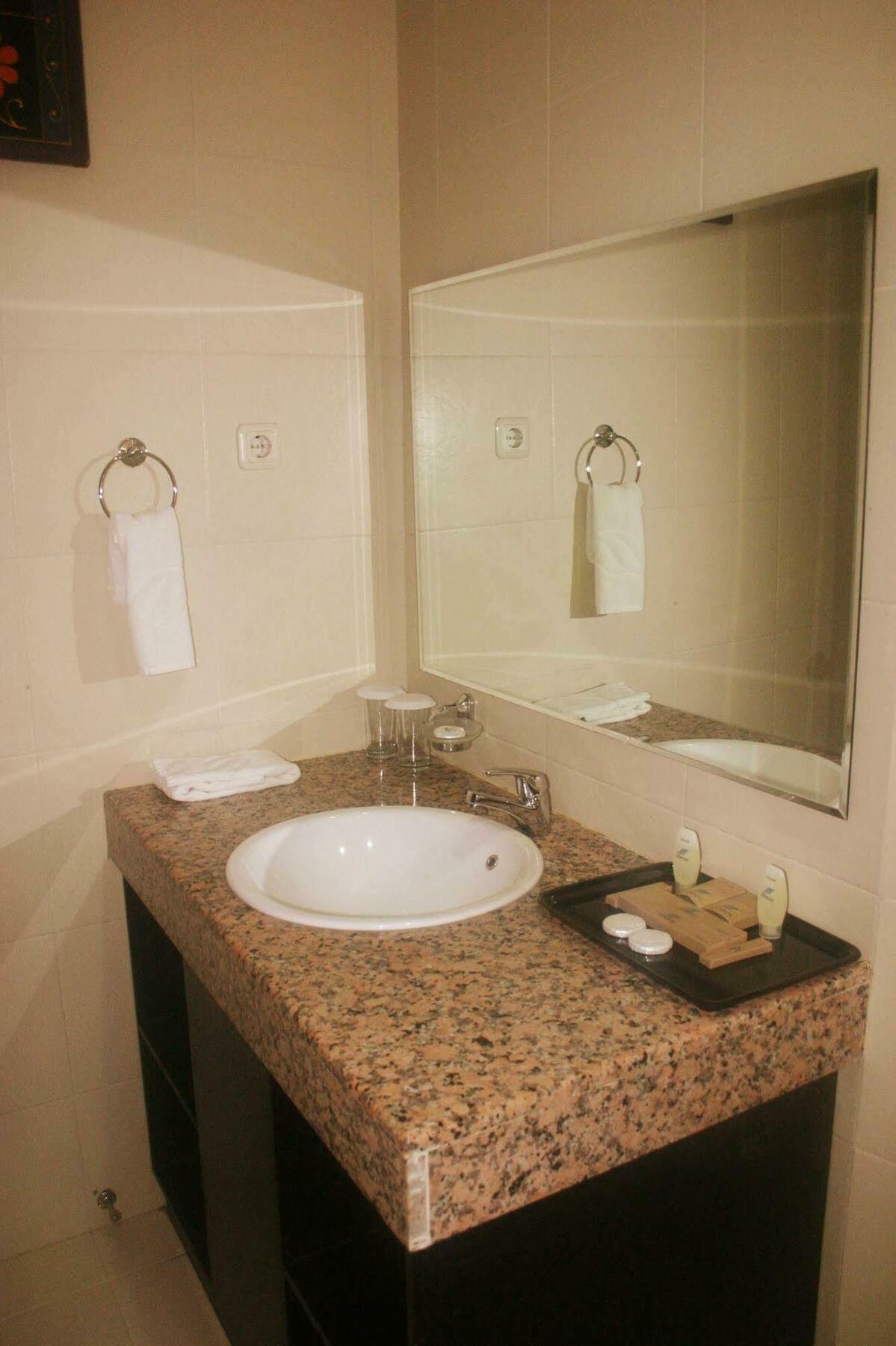 Royal Mamberamo Hotel Sorong Luaran gambar